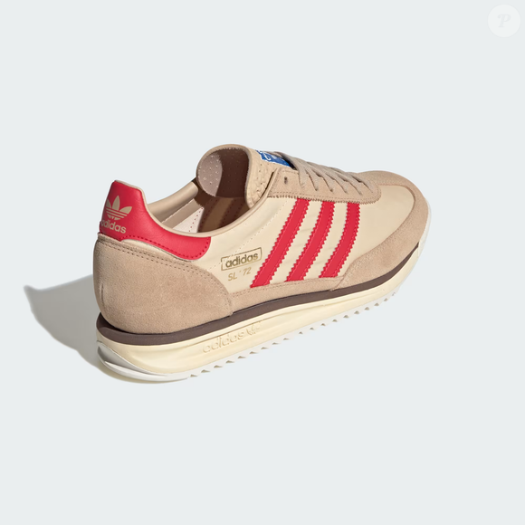 Diferentemente dos tênis mais robustos, o formato fino e alongado do Tênis Adidas SL 72 RS cria a impressão de pernas mais longas, principalmente quando usado com short ou saia