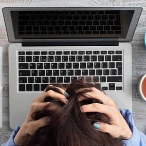 De acordo com a psicologia, ficar com essa espécie de dupla personalidade pode acarretar sintomas severos de depressão e ansiedade.