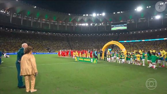 Belo e Alcione se apresentaram diante dos jogadores do Brasil e do Panamá