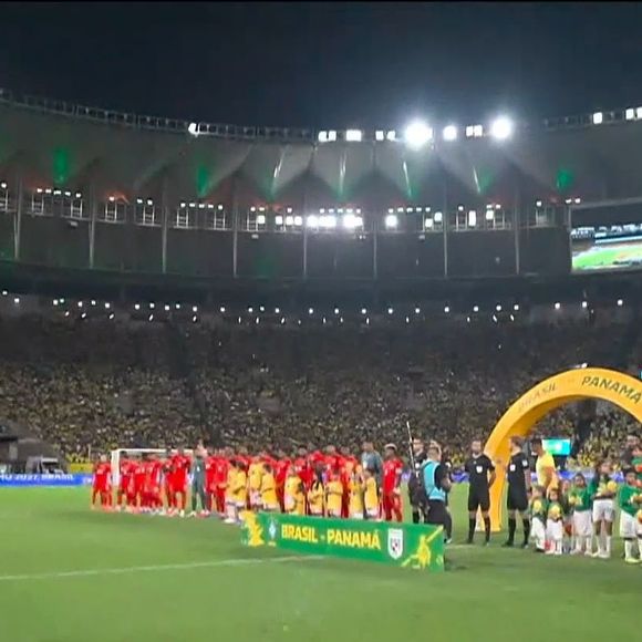 Belo e Alcione se apresentaram diante dos jogadores do Brasil e do Panamá