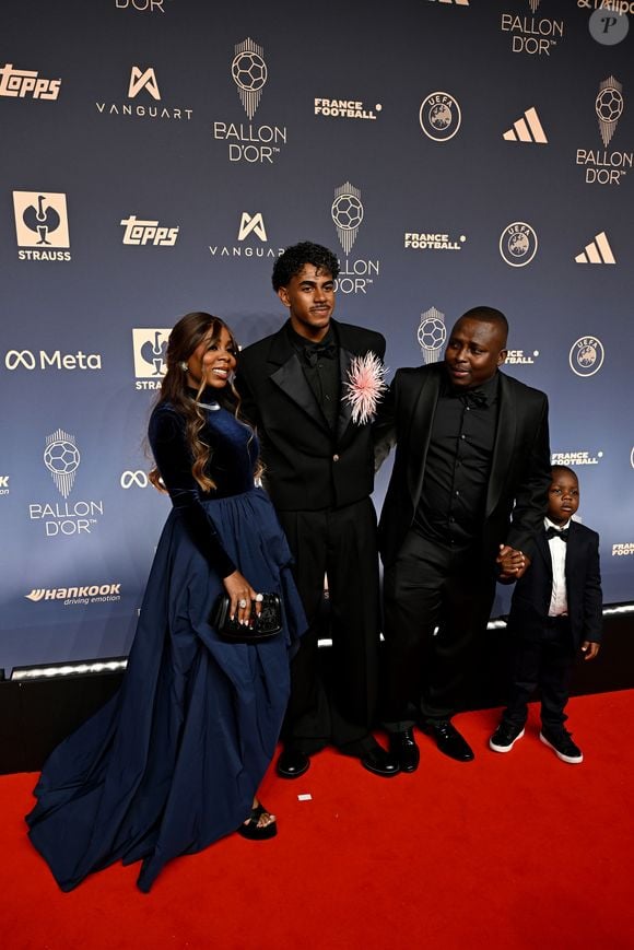 Irmão de Lamine Yamal roubou a cena junto da família na premiação da Bola de Ouro 2026