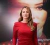 Com um vestido vermelho de modelagem ajustada, brilho intenso e fenda sofisticada, Paolla Oliveira roubou a cena na pré-estreia de Herança de Narcisa, filme que estreia nos cinemas em 9 de julho