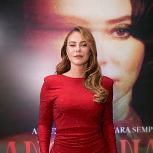 Com um vestido vermelho de modelagem ajustada, brilho intenso e fenda sofisticada, Paolla Oliveira roubou a cena na pré-estreia de Herança de Narcisa, filme que estreia nos cinemas em 9 de julho