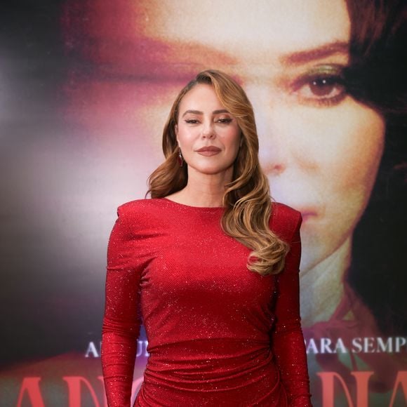 Com um vestido vermelho de modelagem ajustada, brilho intenso e fenda sofisticada, Paolla Oliveira roubou a cena na pré-estreia de Herança de Narcisa, filme que estreia nos cinemas em 9 de julho