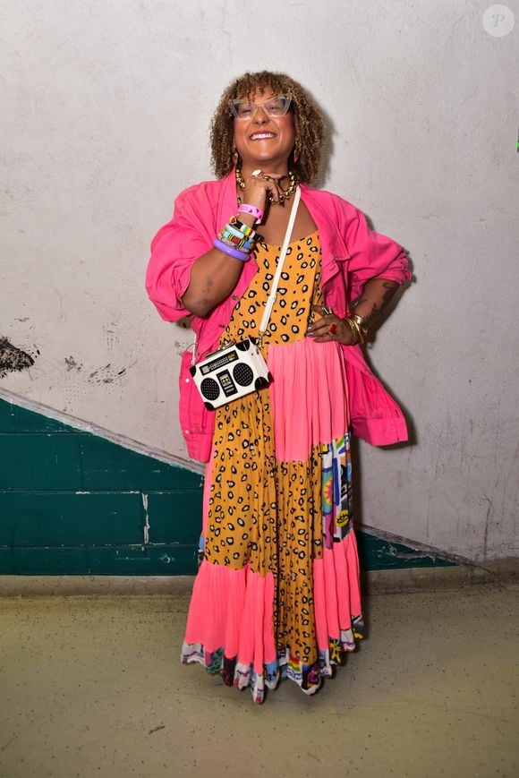A estilista Isa Silva usou um vestido combinando estampa animal print com um casaco da mesma cor