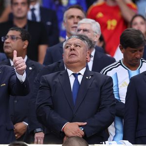 Segundo o La Nación, a empresa TourProdEnter LLC tornou se um dos principais focos da investigação sobre as operações internacionais da AFA. Na imagem, o presidente da entidade, Claudio 'Chiqui' Tapia, aparece ao lado do presidente da FIFA, Gianni Infantino, durante a Copa do Mundo de 2026