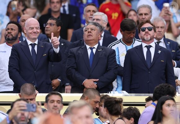 Segundo o La Nación, a empresa TourProdEnter LLC tornou se um dos principais focos da investigação sobre as operações internacionais da AFA. Na imagem, o presidente da entidade, Claudio 'Chiqui' Tapia, aparece ao lado do presidente da FIFA, Gianni Infantino, durante a Copa do Mundo de 2026