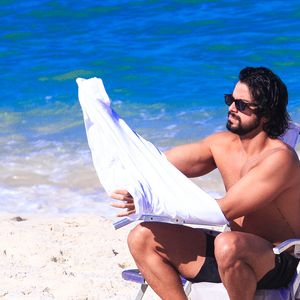 Agatha Moreira e Rodrigo Simas transformaram um simples dia de praia em um álbum de romance com direito a beijos e muito chamego