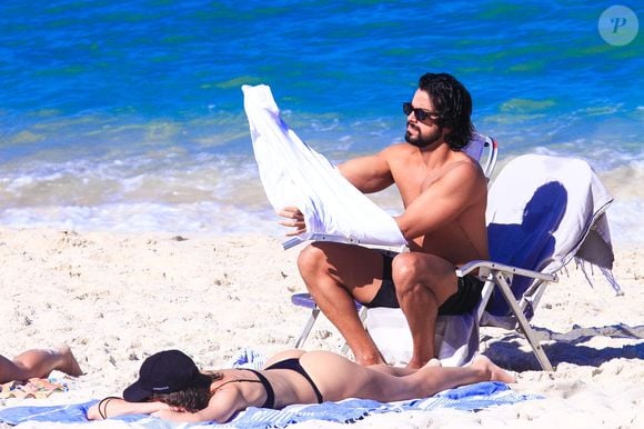 Agatha Moreira e Rodrigo Simas transformaram um simples dia de praia em um álbum de romance com direito a beijos e muito chamego