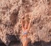 Angélica posou com um biquíni de cintura alta valorizando seu corpo, em especial a barriga sequinha