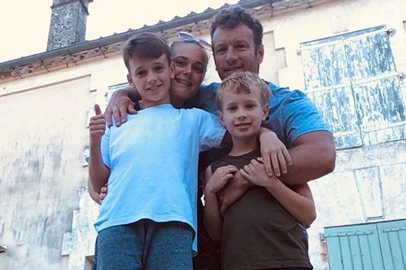 Ao lado do marido, ela procurou manter uma comunicação honesta com os filhos, Jacob, de 17 anos, e Theo, de 15.