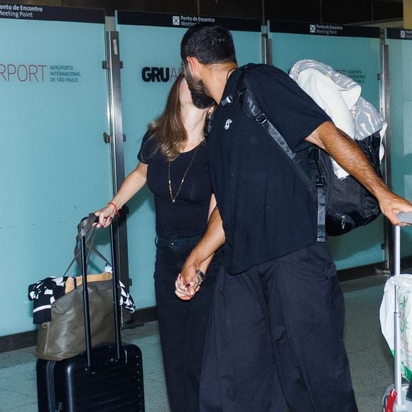 Sandy e o médico Pedro Andrade foram clicados dando um beijão e impressionaram pelo carinho em público