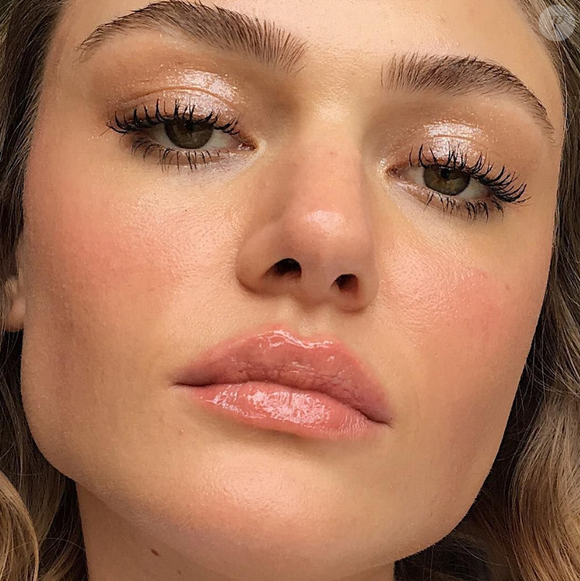 Sobrancelhas: descubra dicas infalíveis e poderosas para melhorar o aspecto da sua sobrancelha agora mesmo; penteá-las e deixar crescer por um período são boas alternativas