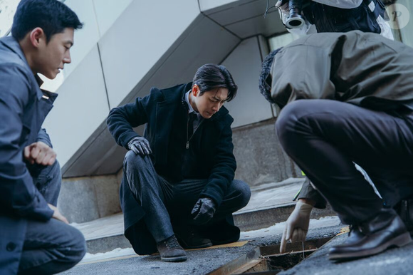 A trama começa com a descoberta de um corpo congelado nos esgotos de Seul, dando o tom sombrio da investigação conduzida por Mu-gyeong