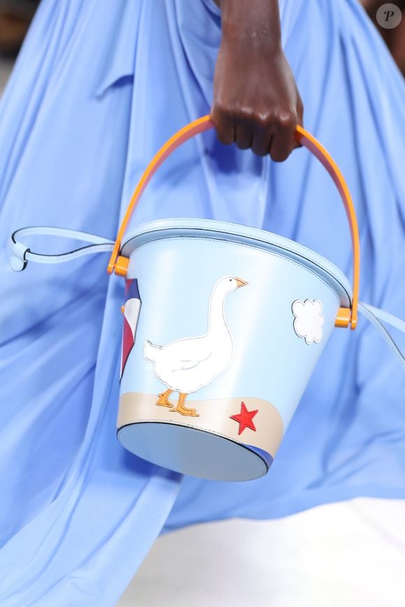 Moschino na Semana de Moda de Milão primavera-verão 2026 mostrou que aquele baldinho de praia pode servir de inspiração fashion