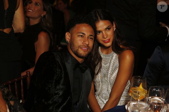 Internautas detonam apresentadora da Globo após provocação contra Neymar usando máscara de Bruna Marquezine, ex dele