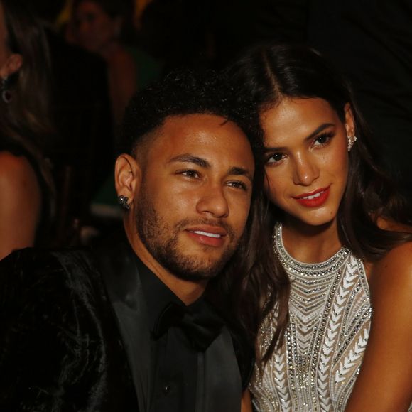 Internautas detonam apresentadora da Globo após provocação contra Neymar usando máscara de Bruna Marquezine, ex dele