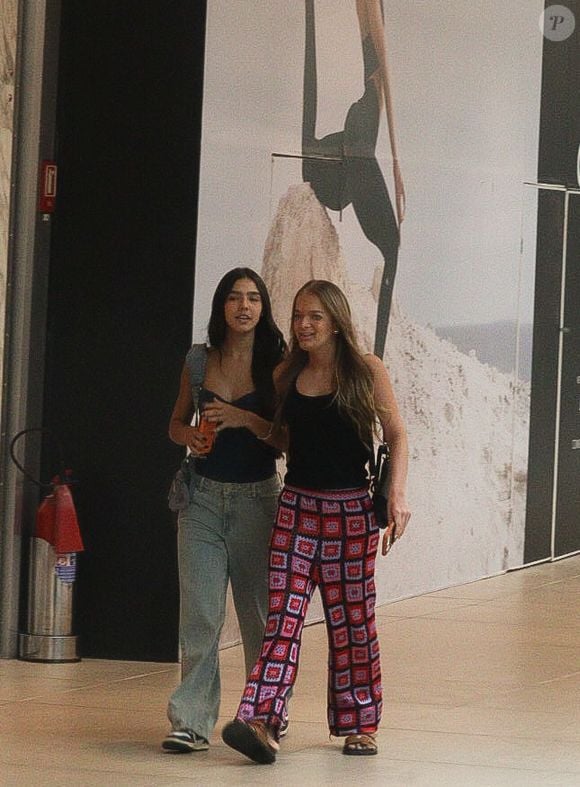 Para o passeio com Duda Guerra, Rafaella Justus elegeu uma bolsa grifada e uma calça de crochê baratinha