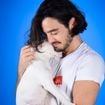 Sem nunca ter sido 'pai de pet', Tiago Iorc contracena com oito filhotes em novo projeto e cogita adoção: 'Será que chegou meu momento?'