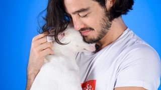 Sem nunca ter sido 'pai de pet', Tiago Iorc contracena com oito filhotes em novo projeto e cogita adoção: 'Será que chegou meu momento?'