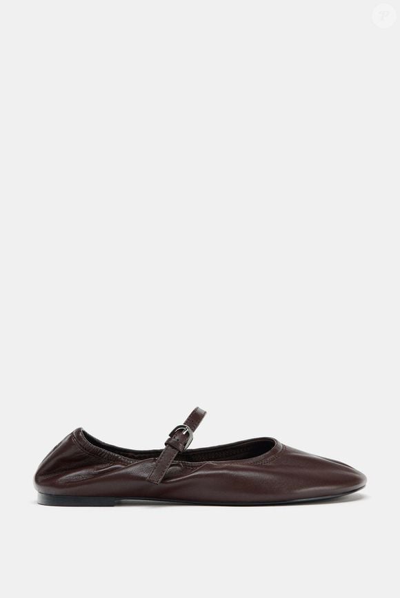 Na Zara, o modelo em couro com efeito soft também estava disponível por R$ 319,00