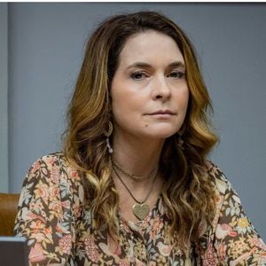 Filipa (Claudia Abreu) será salva por Jaques durante incêndio no final de Dona de Mim