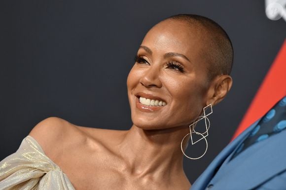 Jada Pinkett Smith decidiu adotar os cabelos raspados por conta da alopecia