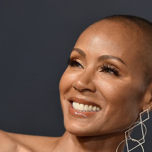 Jada Pinkett Smith decidiu adotar os cabelos raspados por conta da alopecia