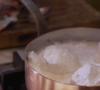 Com o leite no ponto correto, leve as claras para cozinhar, virando no meio do processo