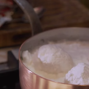 Com o leite no ponto correto, leve as claras para cozinhar, virando no meio do processo