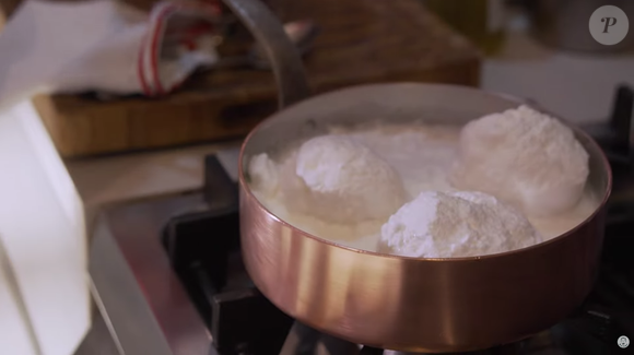 Com o leite no ponto correto, leve as claras para cozinhar, virando no meio do processo