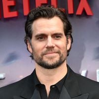 Omelete com presunto e 170 gramas de bife na dieta, despertar às 4h da manhã e mais: como, aos 43 anos, Henry Cavill mantém uma condição física invejável
