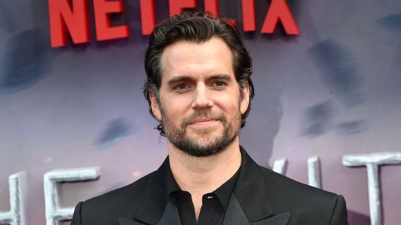 Omelete com presunto e 170 gramas de bife na dieta, despertar às 4h da manhã e mais: como, aos 43 anos, Henry Cavill mantém uma condição física invejável