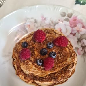 Se preferir, adicione frutas vermelhas por cima ou cubra com mel ou alguma geleia de sua preferência