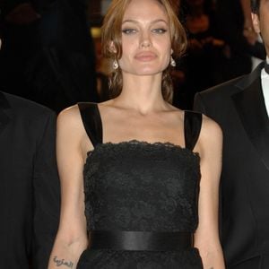 Segundo especialistas, Angelina Jolie pode ter feito uma rinoplastia para melhorar a aparência do nariz