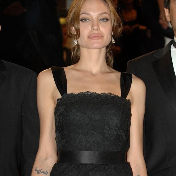 Segundo especialistas, Angelina Jolie pode ter feito uma rinoplastia para melhorar a aparência do nariz