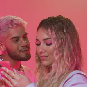 O videoclipe de 'Só Tem Eu' teve direção de Bruno Fioravanti e produção da Linq Conteúdo, apostando em uma estética totalmente rosa que virou marca registrada da era romântica do casal