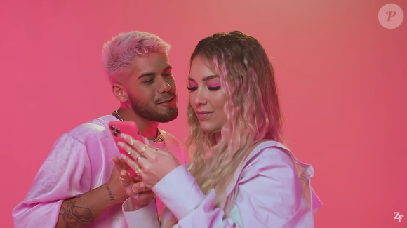 O videoclipe de 'Só Tem Eu' teve direção de Bruno Fioravanti e produção da Linq Conteúdo, apostando em uma estética totalmente rosa que virou marca registrada da era romântica do casal