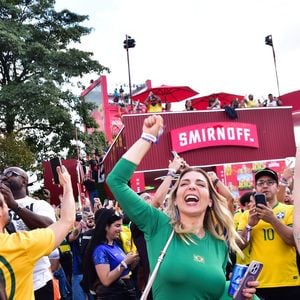 Sorridente, Sheila Mello vibrou com a vitória da Seleção Brasileira na Arena Brasileira e entrou de vez no clima da Copa do Mundo