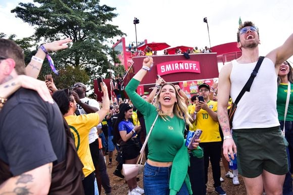 Sorridente, Sheila Mello vibrou com a vitória da Seleção Brasileira na Arena Brasileira e entrou de vez no clima da Copa do Mundo