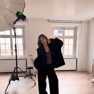 Marcas renomadas como Saint Laurent e Calvin Klein apresentaram em suas coleções recentes peças que evocam essa estética, incluindo blazers ajustados, camisas de botão e bolsas estruturadas