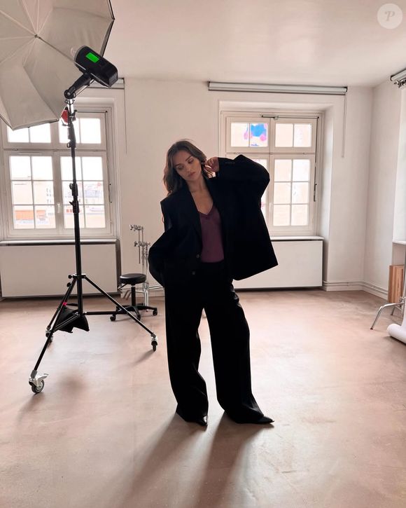 Marcas renomadas como Saint Laurent e Calvin Klein apresentaram em suas coleções recentes peças que evocam essa estética, incluindo blazers ajustados, camisas de botão e bolsas estruturadas