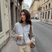 Nem preto, nem branco: parecem sapatilhas de balé, mas são os tênis da Bershka na cor 'céu nublado'; esportivos, elegantes e ideais para mulheres 50+, eles ficam incríveis com vestidos, saias midi ou jorts
