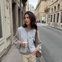 Nem preto, nem branco: parecem sapatilhas de balé, mas são os tênis da Bershka na cor 'céu nublado'; esportivos, elegantes e ideais para mulheres 50+, eles ficam incríveis com vestidos, saias midi ou jorts