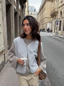 Nem preto, nem branco: parecem sapatilhas de balé, mas são os tênis da Bershka na cor 'céu nublado'; esportivos, elegantes e ideais para mulheres 50+, eles ficam incríveis com vestidos, saias midi ou jorts