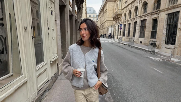 Nem preto, nem branco: parecem sapatilhas de balé, mas são os tênis da Bershka na cor 'céu nublado'; esportivos, elegantes e ideais para mulheres 50+, eles ficam incríveis com vestidos, saias midi ou jorts