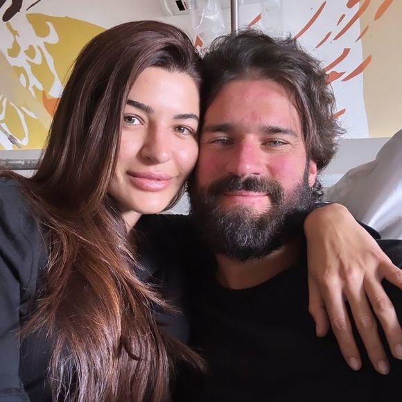 Discreto fora dos gramados, Alisson já contou que a esposa teve papel importante em sua reaproximação com a religião