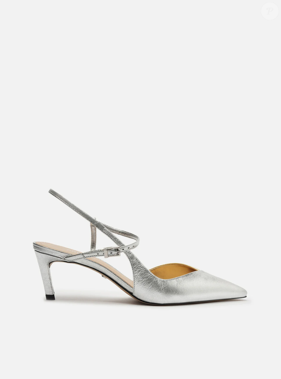 O modelo traz tira slingback cruzada, cabedal bicolor com recorte em "V" sobre a parte superior do pé, ponta fina e salto médio fino de 6,6 centímetros. A construção inclui uma tira delicada que percorre a lateral, envolve o calcanhar, cruza o peito do pé e fecha com fivela metálica. A palmilha é bege e leva a inscrição da marca