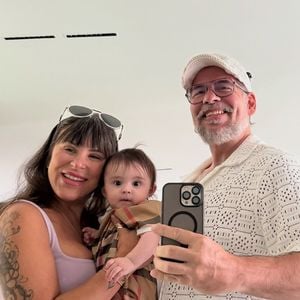 Leandro Hassum com a mulher e a neta, Aurora