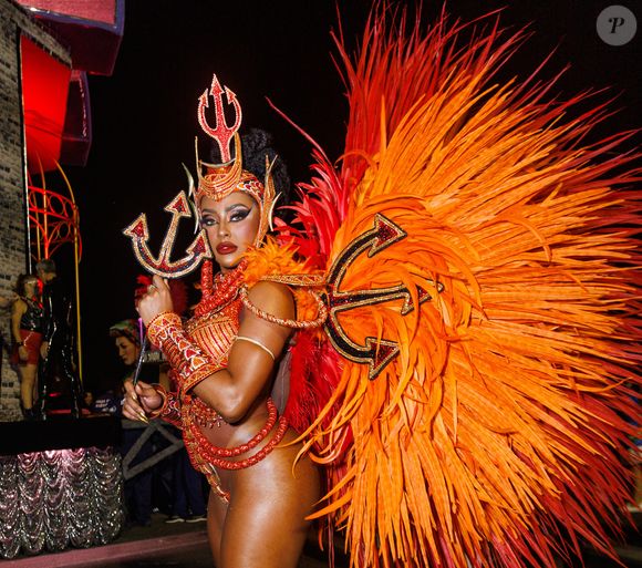 Carnaval 2025 em SP: rainha de bateria da Vai-Vai, Madu Fraga homenageou Exu em sua fantasia
